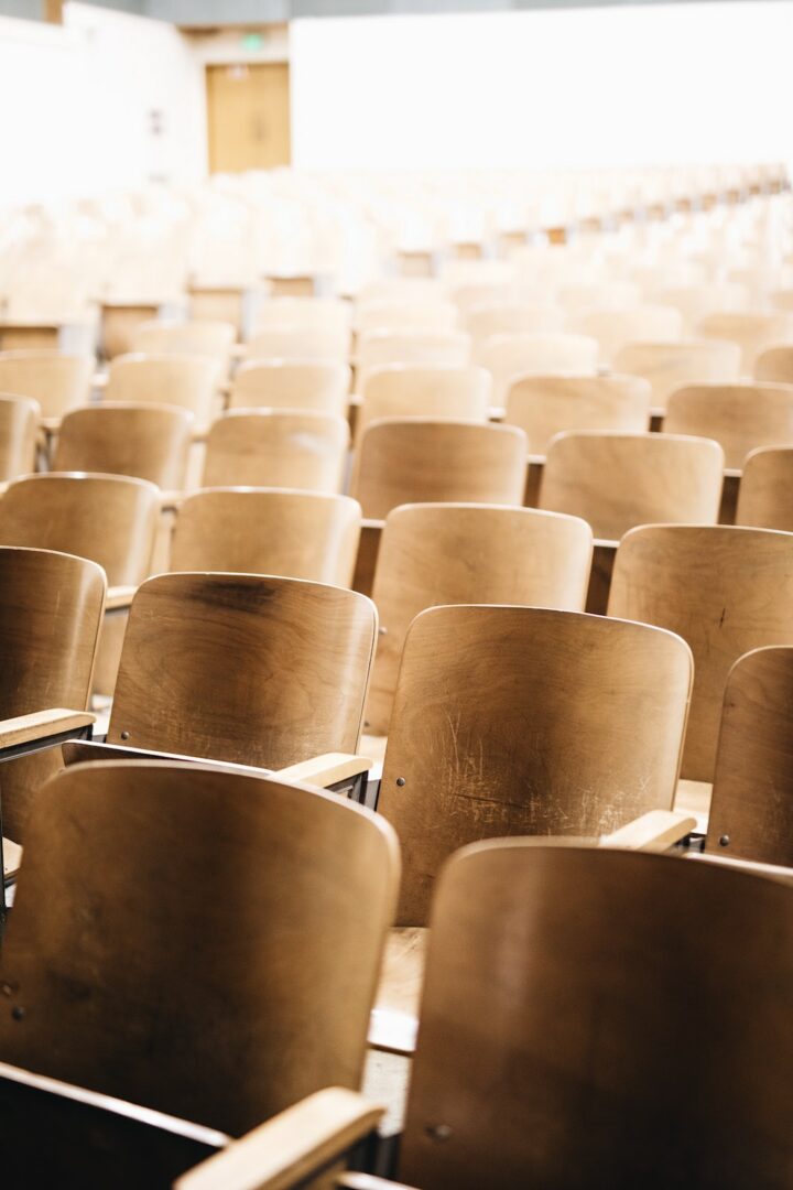 Auditorium med tomme stoler